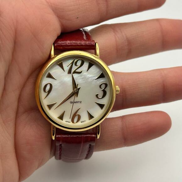 Ladies Classy Round Gold Tone Mop Dial Red Faux Leather Band New Battery - Picture 7 of 8